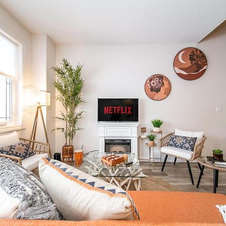Bali Style Home - King Bed - Fireplace - Jacuzzi - Fast Wi-Fi - Free Netflix & Garage Parking Edmonton Exterior photo